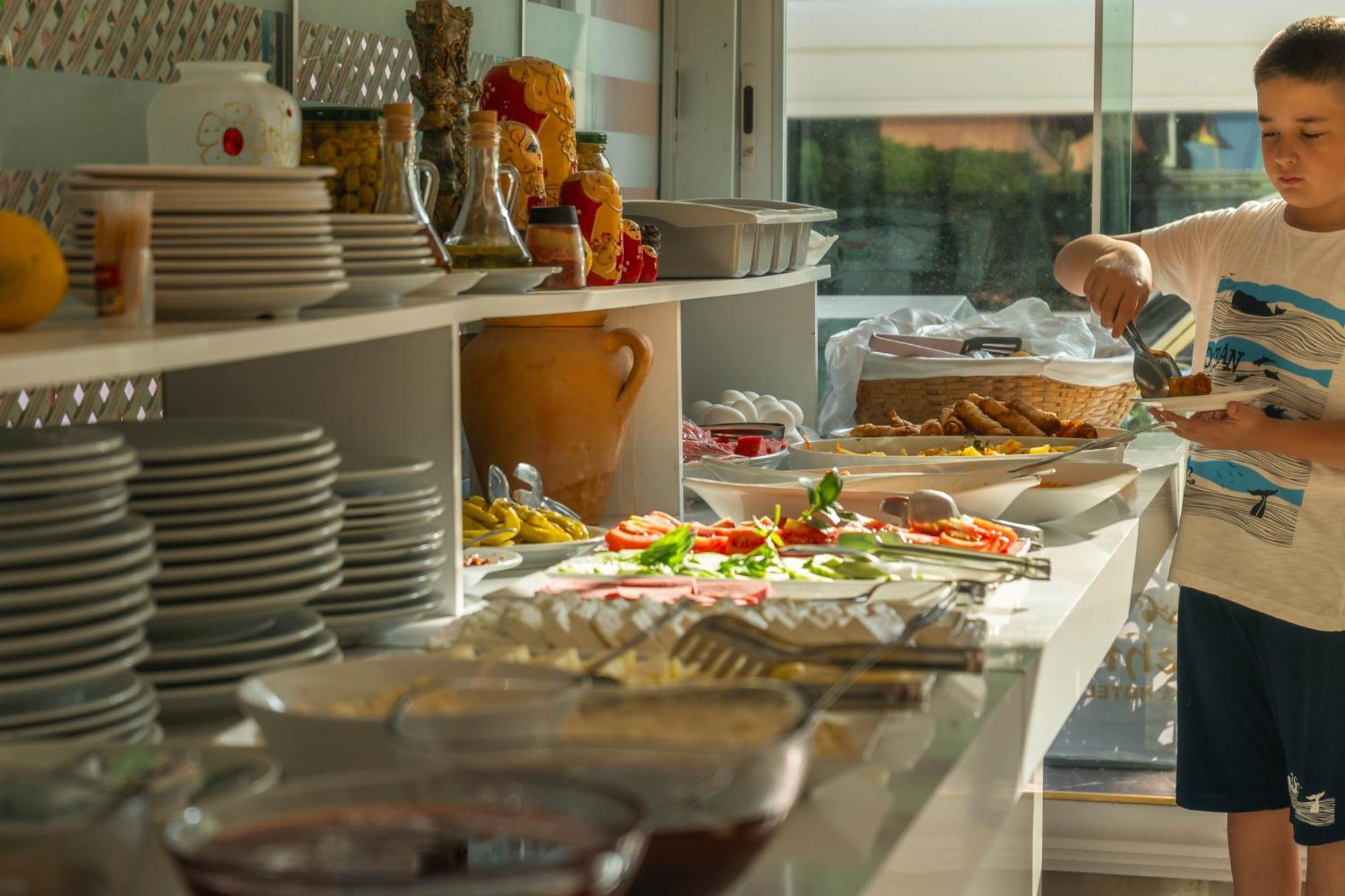 Behram Hotel Antalya Bagian luar foto